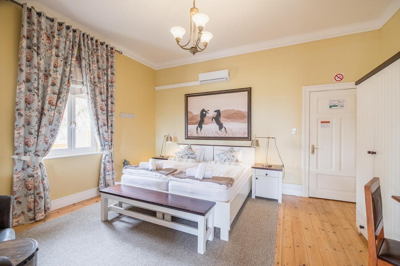 Alte Villa Boutique Hotel Lüderitz Extérieur photo